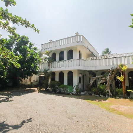 Oyo 459 Barasti Beach Resort Калутара Екстер'єр фото